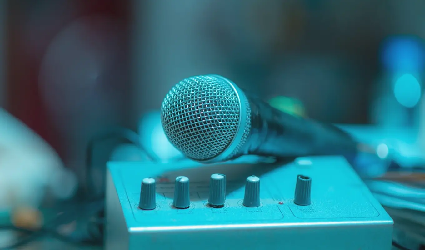 Which microphone for a presenter and a live audience in the same room?